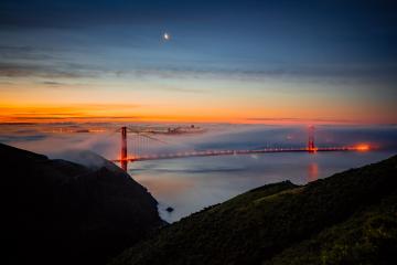 Golden Gate Bridge zum Sonnenaufgang mit Nebel und Mond, USA, Kalifornien : Stock Photo or Stock Video Download rcfotostock photos, images and assets rcfotostock | RC Photo Stock.: