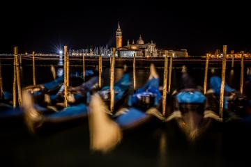 Tanzende Gondeln in Venedig bei Nacht, Italien : Stock Photo or Stock Video Download rcfotostock photos, images and assets rcfotostock | RC Photo Stock.: