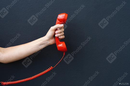 Abgeschnittene Hand einer Frau, die einen Telefonhörer an einer schwarzen Wand hält   : Stock Photo or Stock Video Download rcfotostock photos, images and assets rcfotostock | RC Photo Stock.: