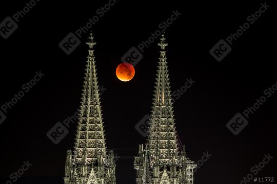 Blood moon between Cologne cathedral tops  : Stock Photo or Stock Video Download rcfotostock photos, images and assets rcfotostock | RC Photo Stock.: