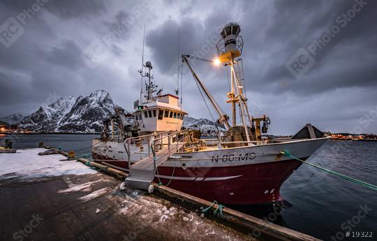 Fischerboot im Hafen, stürmisches Wetter, Lofoten, Norwegen  : Stock Photo or Stock Video Download rcfotostock photos, images and assets rcfotostock | RC Photo Stock.: