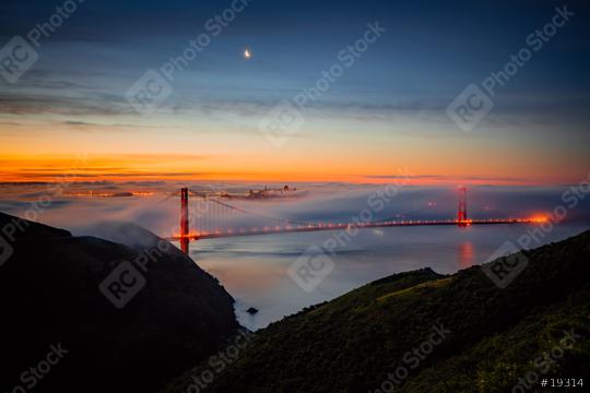 Golden Gate Bridge zum Sonnenaufgang mit Nebel und Mond, USA, Kalifornien  : Stock Photo or Stock Video Download rcfotostock photos, images and assets rcfotostock | RC Photo Stock.: