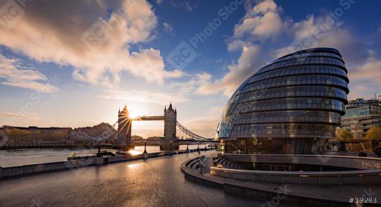 Tower Bridge mit Rathaus und Sonnenaufgang, London, Vereinigtes Königreich  : Stock Photo or Stock Video Download rcfotostock photos, images and assets rcfotostock | RC Photo Stock.:
