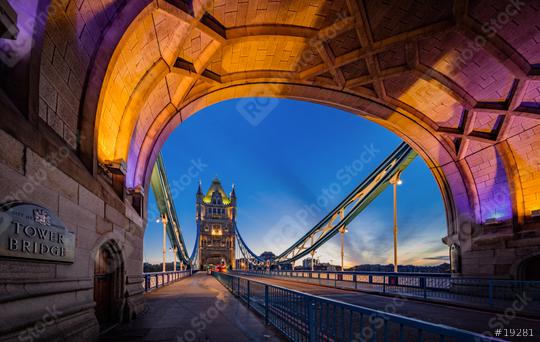 Tower Bridge zur blauen Stunde, London, Vereinigtes Königreich  : Stock Photo or Stock Video Download rcfotostock photos, images and assets rcfotostock | RC Photo Stock.: