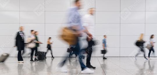 Viele anonyme Menschen in Bewegung am Flughafen terminal  : Stock Photo or Stock Video Download rcfotostock photos, images and assets rcfotostock | RC Photo Stock.: