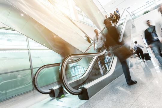 Viele Business Leute gehen auf einer Rolltreppe auf Messe veranstaltung  : Stock Photo or Stock Video Download rcfotostock photos, images and assets rcfotostock | RC Photo Stock.: