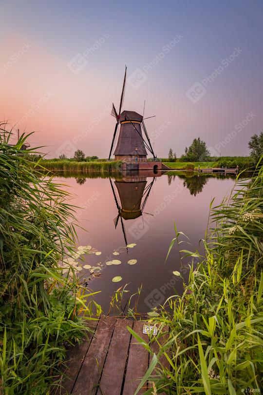 Windmühle zum Sonnenuntergang, Kinderdijk, Niederlande, Spiegelung  : Stock Photo or Stock Video Download rcfotostock photos, images and assets rcfotostock | RC Photo Stock.: